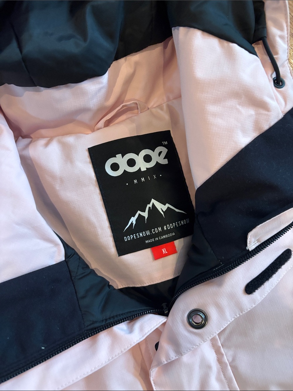 DOPESNOW Light Pink SnowBoard Pullover Anorak with Black Trim - Picture 2 of 3